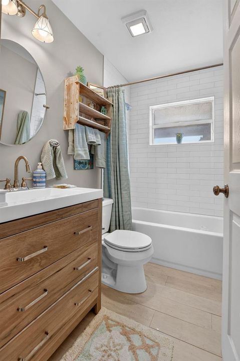 35-11241 Coral Reef 2nd Bathroom