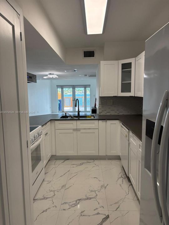For Rent: $2,850 (3 beds, 2 baths, 1140 Square Feet)