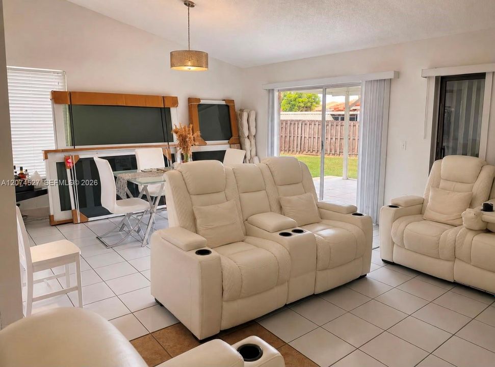 For Sale: $525,000 (3 beds, 2 baths, 1288 Square Feet)