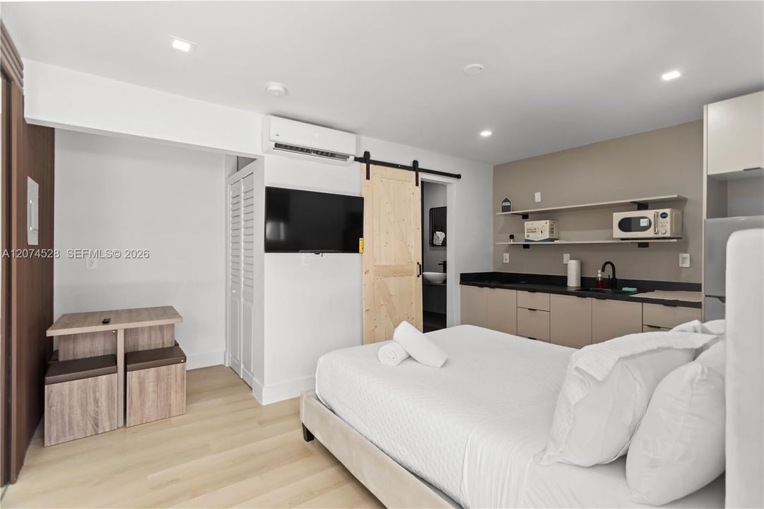 For Rent: $1,400 (1 beds, 1 baths, 400 Square Feet)