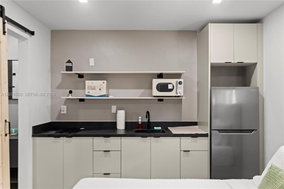 For Rent: $1,400 (1 beds, 1 baths, 400 Square Feet)