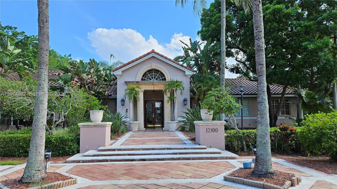For Sale: $290,000 (2 beds, 2 baths, 983 Square Feet)