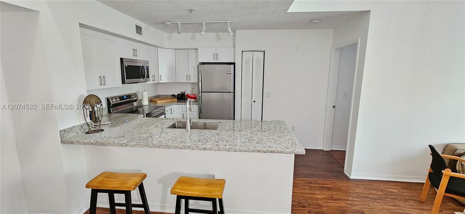For Sale: $290,000 (2 beds, 2 baths, 983 Square Feet)