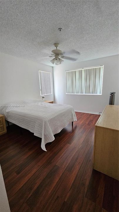 For Sale: $290,000 (2 beds, 2 baths, 983 Square Feet)