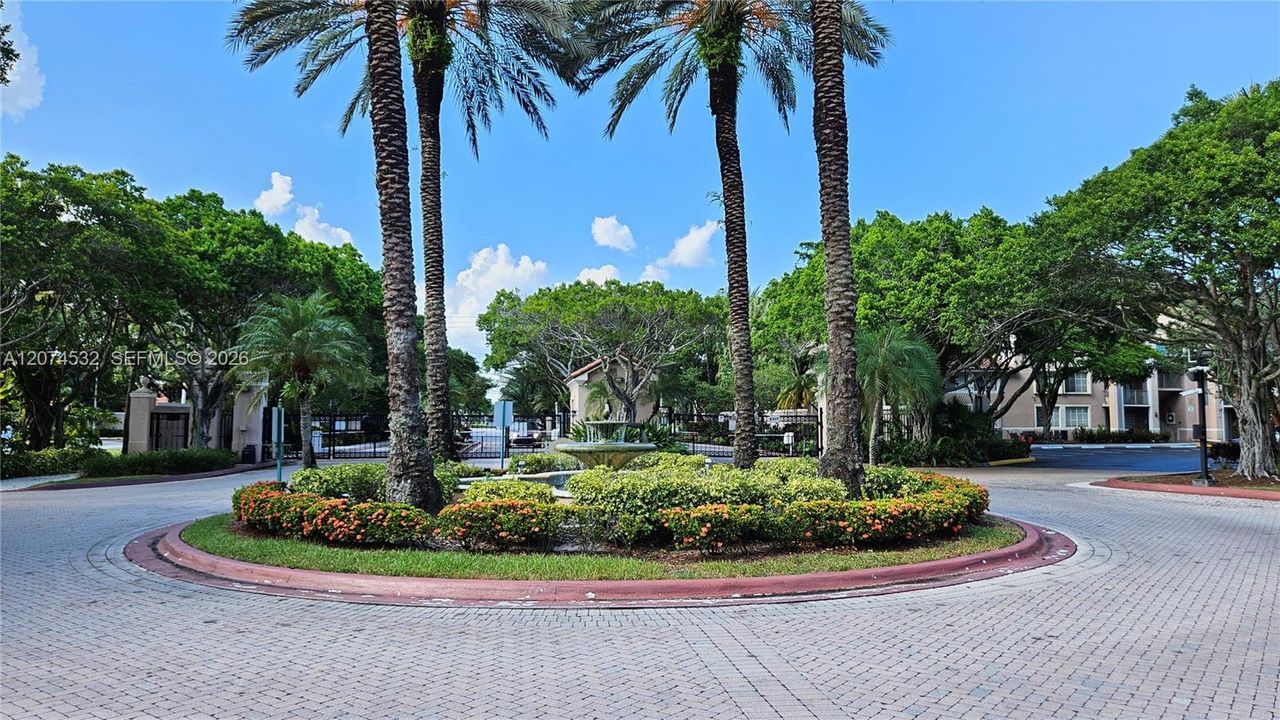 For Sale: $290,000 (2 beds, 2 baths, 983 Square Feet)