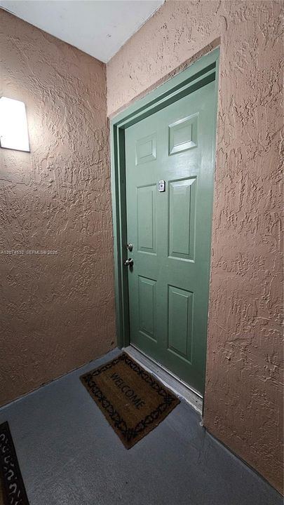 For Sale: $290,000 (2 beds, 2 baths, 983 Square Feet)
