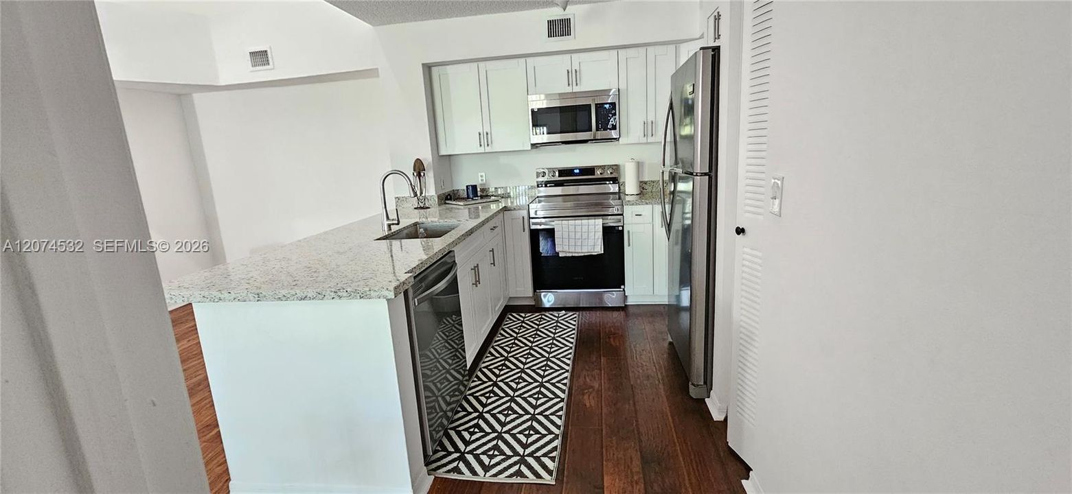 For Sale: $290,000 (2 beds, 2 baths, 983 Square Feet)