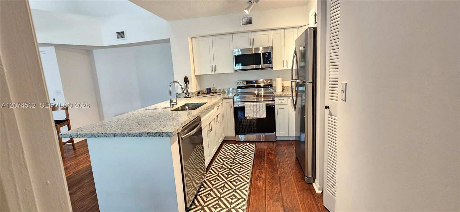 For Sale: $290,000 (2 beds, 2 baths, 983 Square Feet)