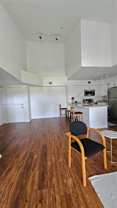 For Sale: $290,000 (2 beds, 2 baths, 983 Square Feet)