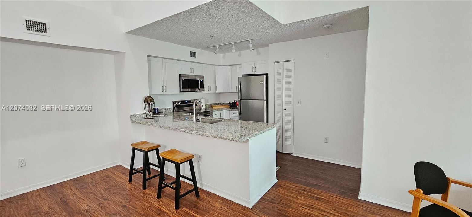For Sale: $290,000 (2 beds, 2 baths, 983 Square Feet)