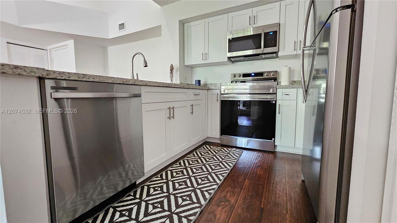 For Sale: $290,000 (2 beds, 2 baths, 983 Square Feet)