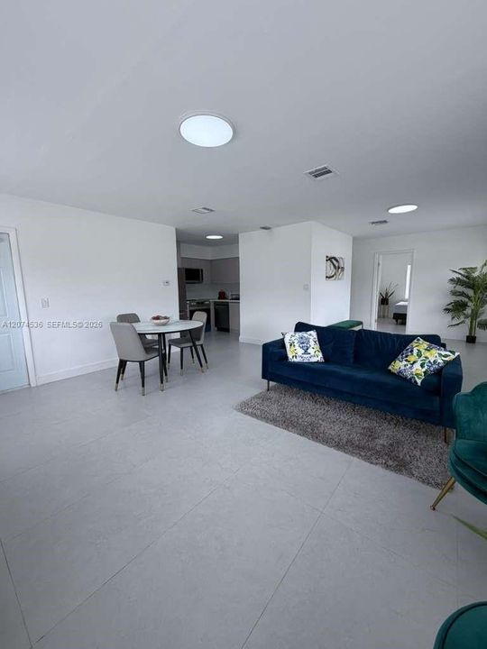 For Sale: $419,900 (2 beds, 2 baths, 882 Square Feet)
