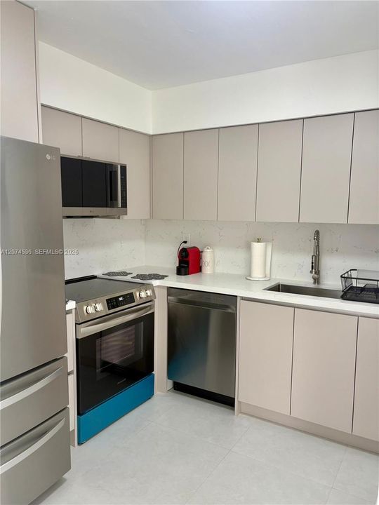 For Sale: $419,900 (2 beds, 2 baths, 882 Square Feet)