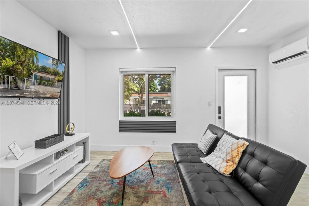 For Rent: $2,100 (1 beds, 1 baths, 600 Square Feet)