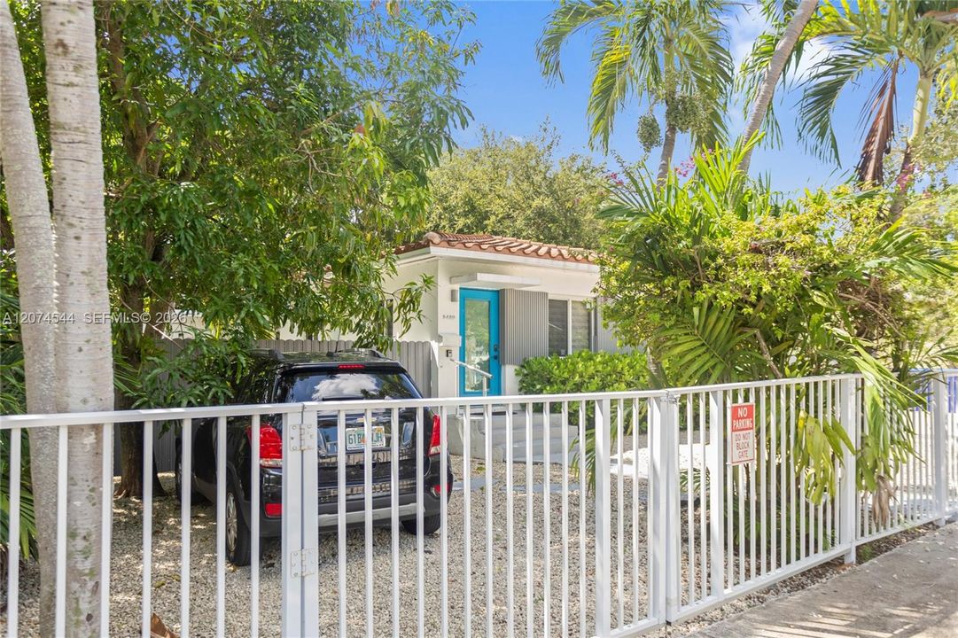 For Rent: $2,100 (1 beds, 1 baths, 600 Square Feet)