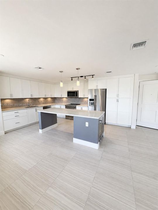 For Rent: $9,774 (3 beds, 3 baths, 1909 Square Feet)