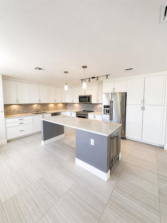 For Rent: $9,774 (3 beds, 3 baths, 1909 Square Feet)