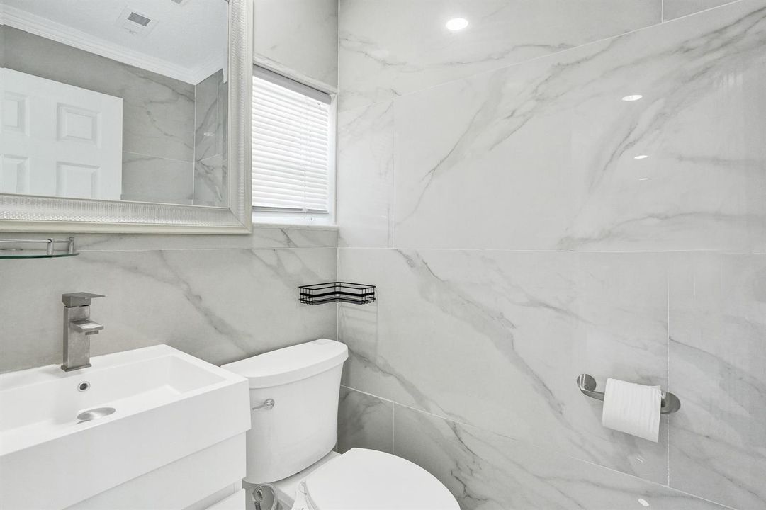 04 ZHalfbath 1