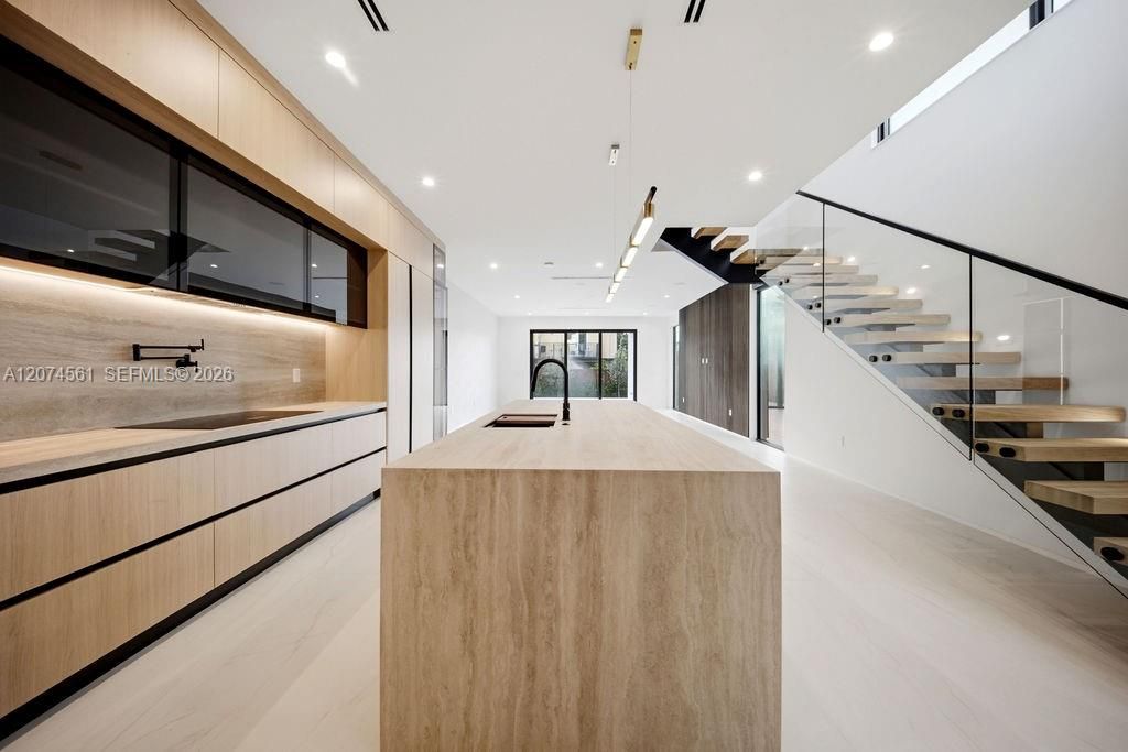 En Venta: $1,425,000 (3 camas, 3 baños, 2594 Pies cuadrados)