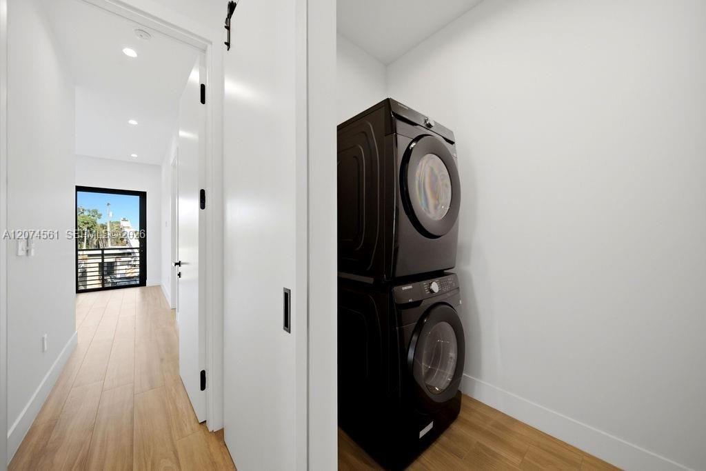 En Venta: $1,425,000 (3 camas, 3 baños, 2594 Pies cuadrados)