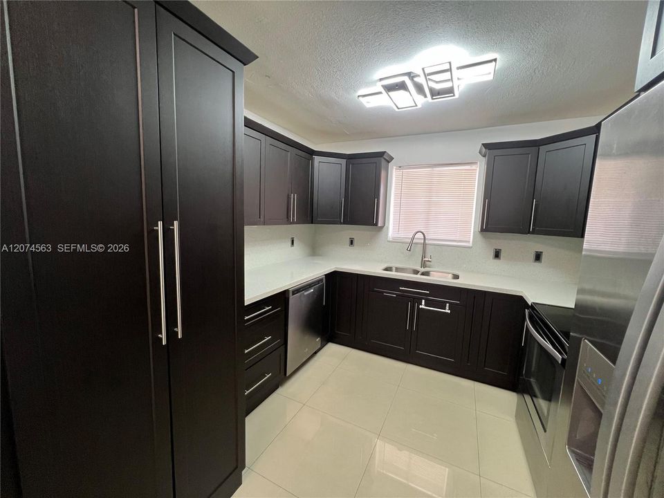 For Sale: $300,000 (2 beds, 2 baths, 998 Square Feet)