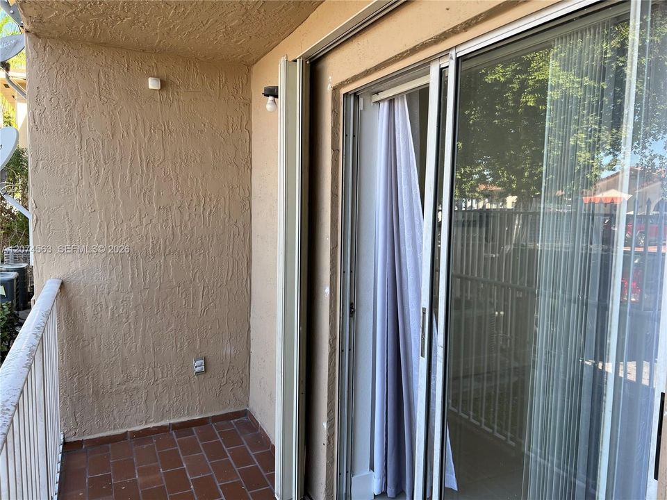 For Sale: $300,000 (2 beds, 2 baths, 998 Square Feet)