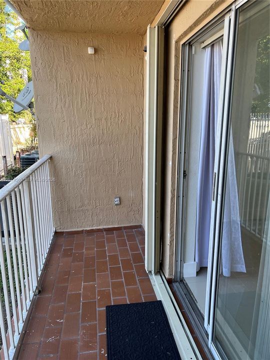 For Sale: $300,000 (2 beds, 2 baths, 998 Square Feet)