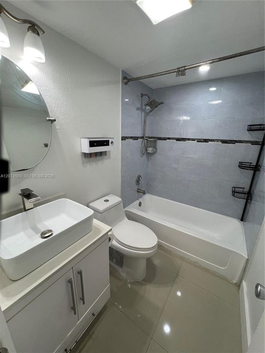 For Sale: $300,000 (2 beds, 2 baths, 998 Square Feet)
