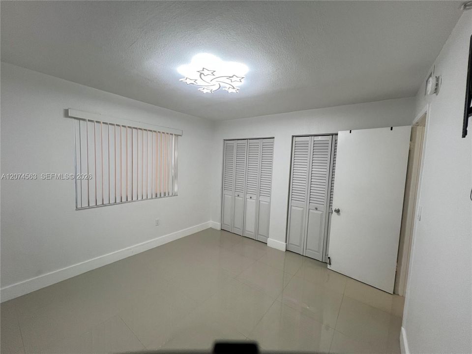 For Sale: $300,000 (2 beds, 2 baths, 998 Square Feet)