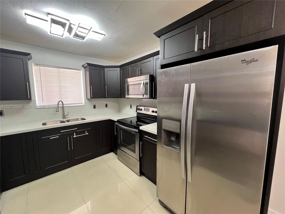 For Sale: $300,000 (2 beds, 2 baths, 998 Square Feet)