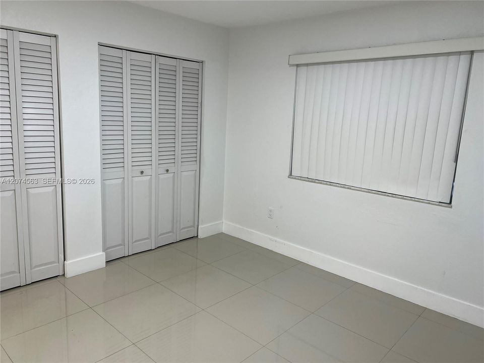 For Sale: $300,000 (2 beds, 2 baths, 998 Square Feet)
