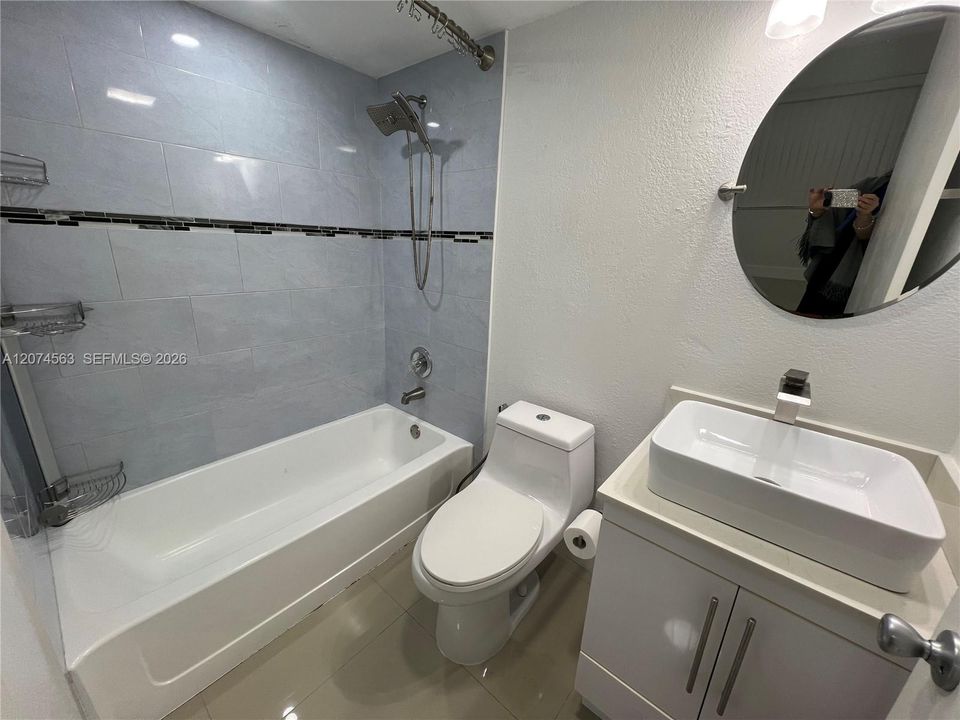 For Sale: $300,000 (2 beds, 2 baths, 998 Square Feet)