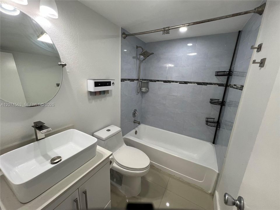 For Sale: $300,000 (2 beds, 2 baths, 998 Square Feet)