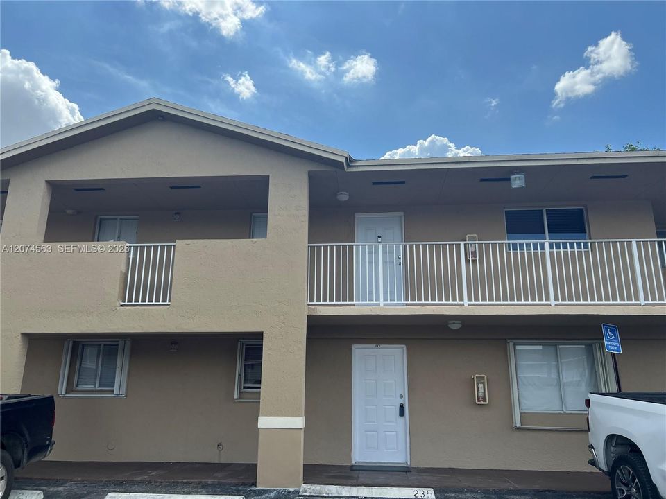 Active With Contract: $300,000 (2 beds, 2 baths, 998 Square Feet)