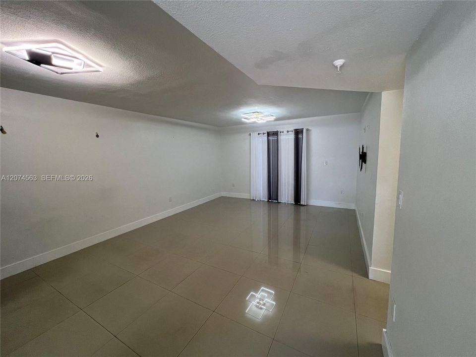 For Sale: $300,000 (2 beds, 2 baths, 998 Square Feet)