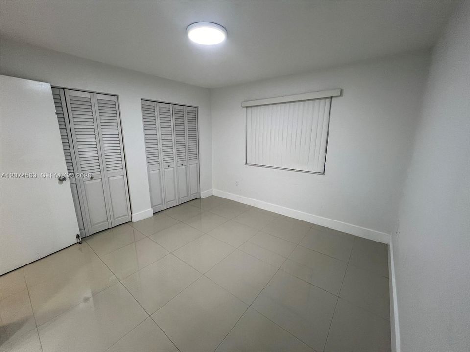 For Sale: $300,000 (2 beds, 2 baths, 998 Square Feet)