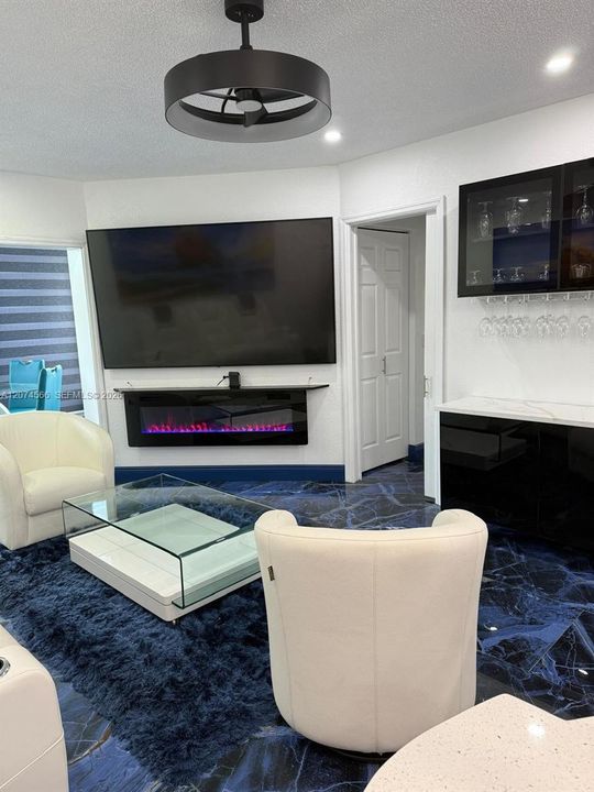 For Rent: $2,000 (2 beds, 2 baths, 944 Square Feet)