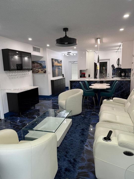 For Rent: $2,000 (2 beds, 2 baths, 944 Square Feet)