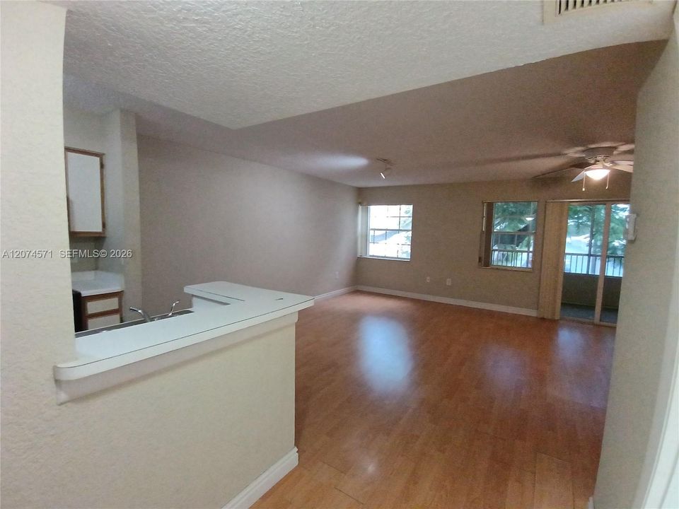 entrance to livingroom/kitchen