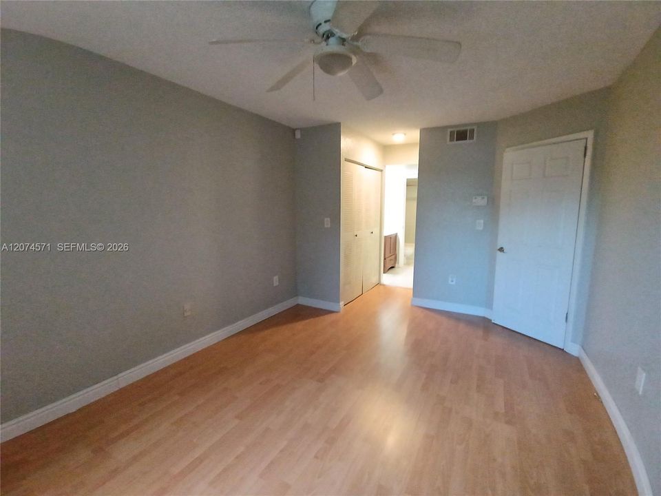 For Sale: $219,000 (2 beds, 2 baths, 992 Square Feet)