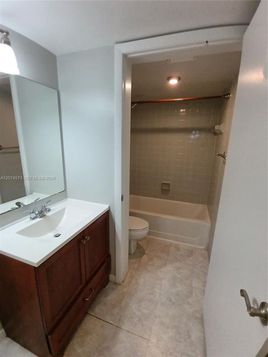 For Sale: $219,000 (2 beds, 2 baths, 992 Square Feet)