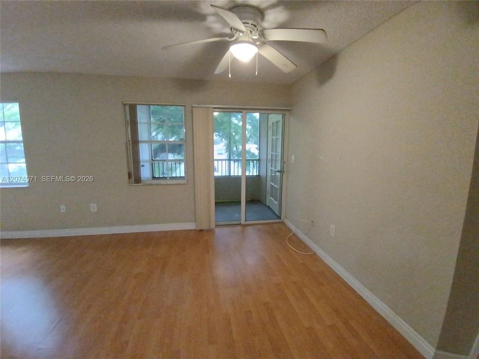 For Sale: $219,000 (2 beds, 2 baths, 992 Square Feet)