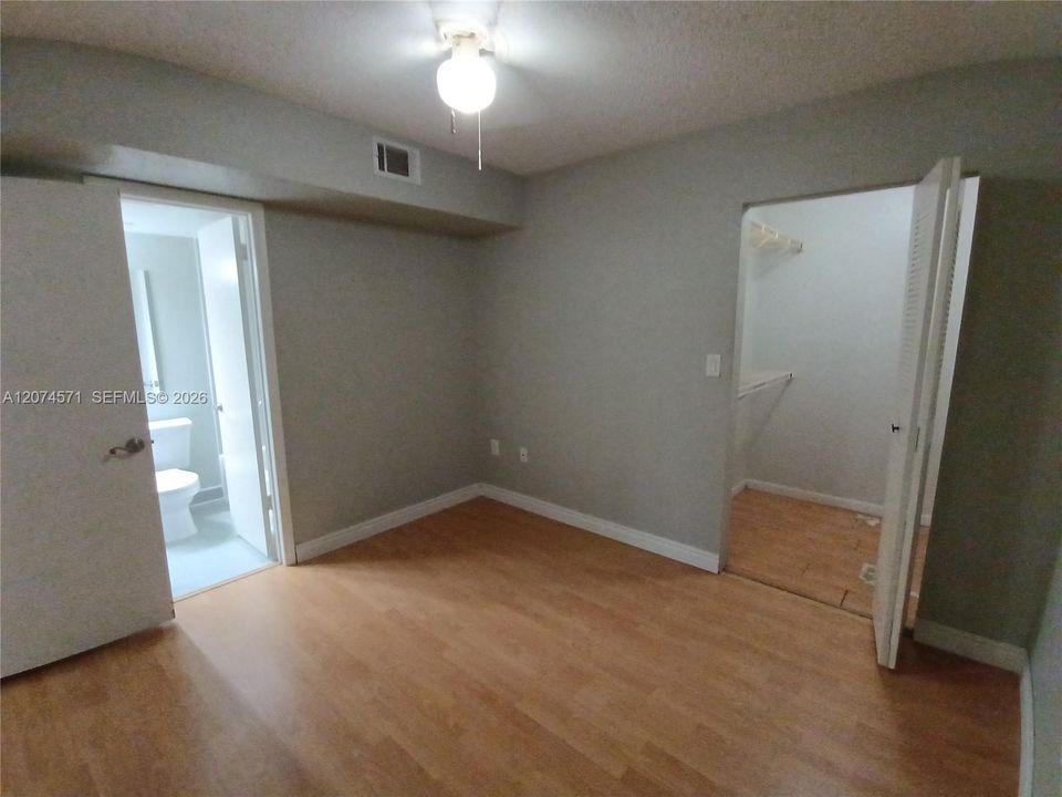 For Sale: $219,000 (2 beds, 2 baths, 992 Square Feet)