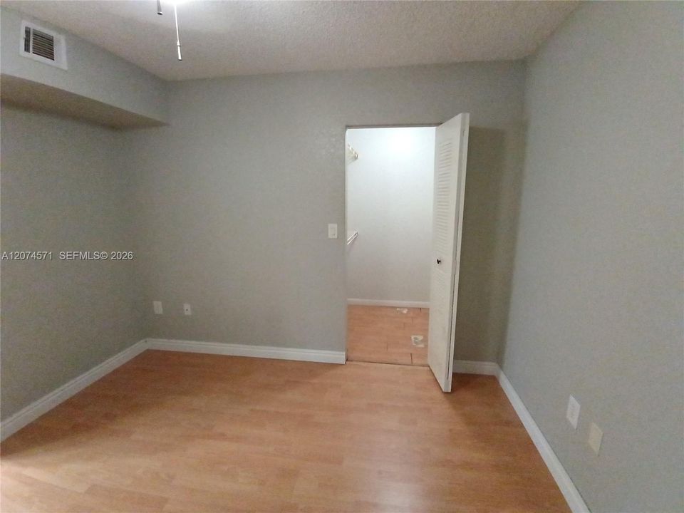 For Sale: $219,000 (2 beds, 2 baths, 992 Square Feet)
