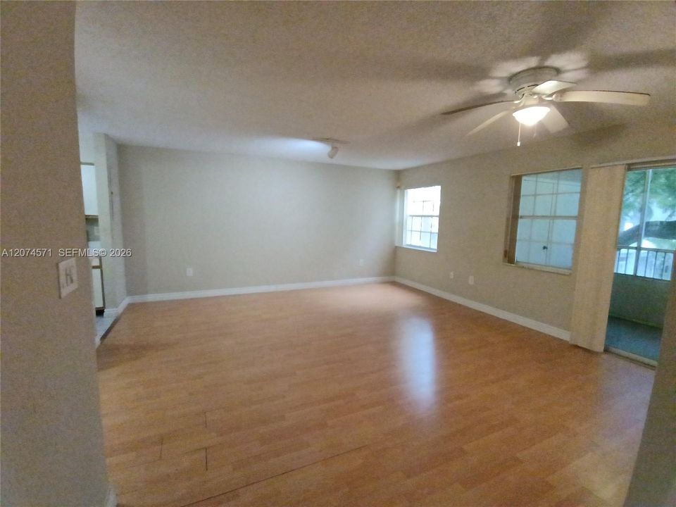 For Sale: $219,000 (2 beds, 2 baths, 992 Square Feet)