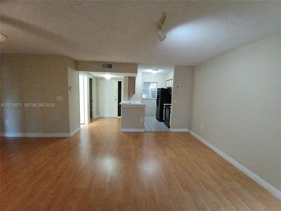For Sale: $219,000 (2 beds, 2 baths, 992 Square Feet)