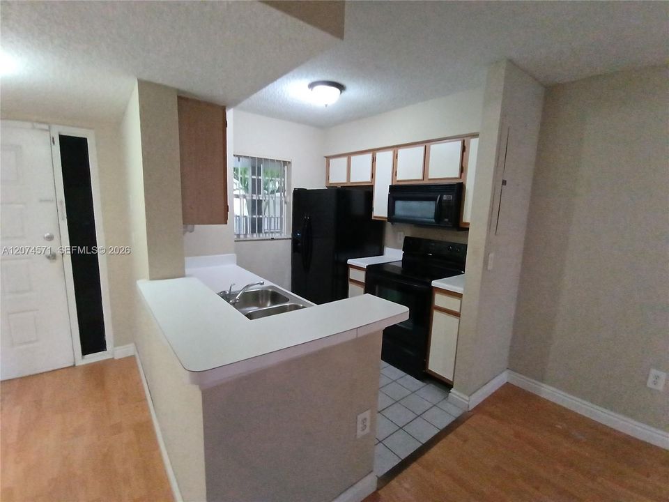 For Sale: $219,000 (2 beds, 2 baths, 992 Square Feet)
