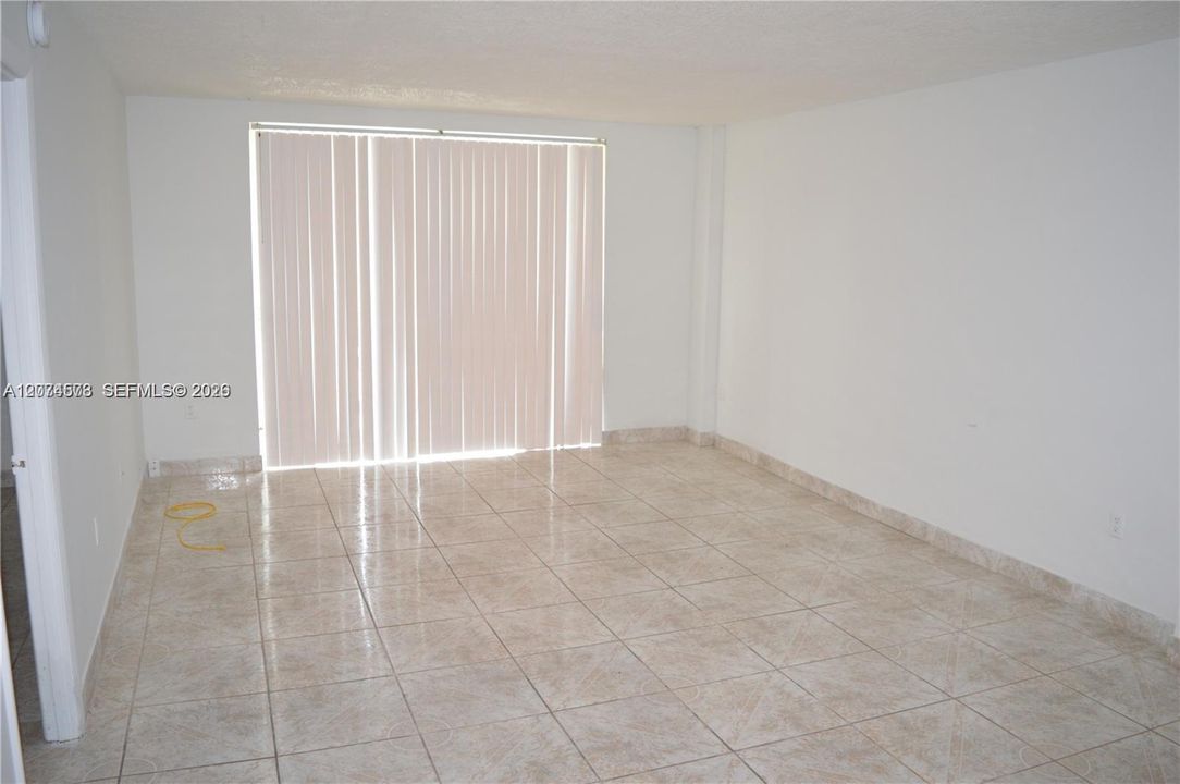 For Rent: $1,450 (1 beds, 1 baths, 840 Square Feet)