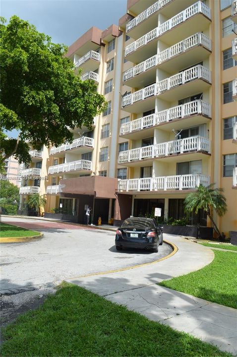 For Rent: $1,450 (1 beds, 1 baths, 840 Square Feet)