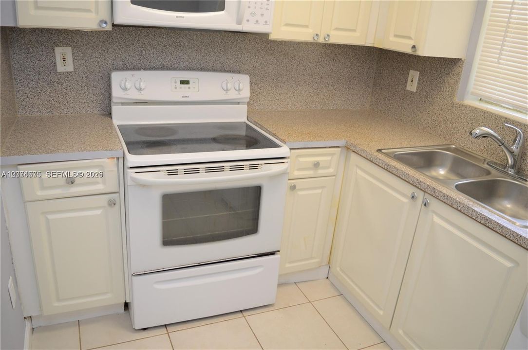 For Rent: $1,500 (1 beds, 1 baths, 813 Square Feet)